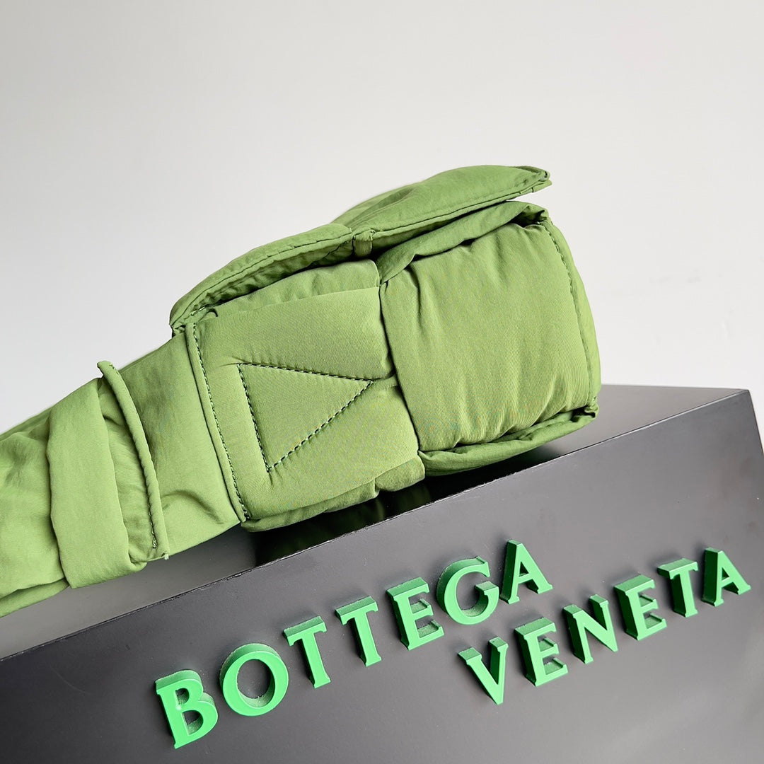 BV CASSETTE 32 BAG IN GREEN FERN POLYAMIDE