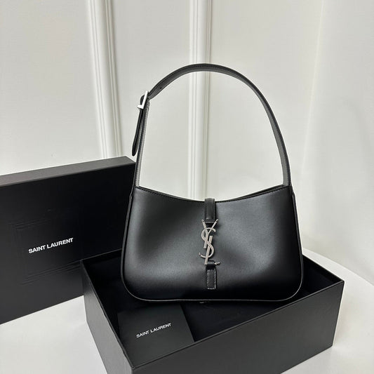 LE 5 À 7 BAG 24 BLACK CALFSKIN WITH SILVER LOGO