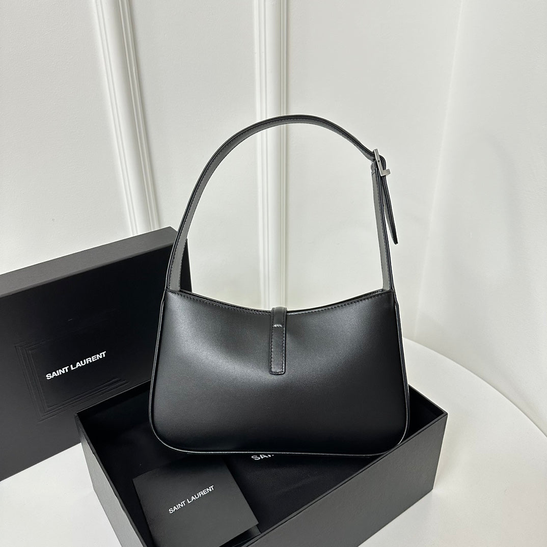 LE 5 À 7 BAG 24 BLACK CALFSKIN WITH SILVER LOGO