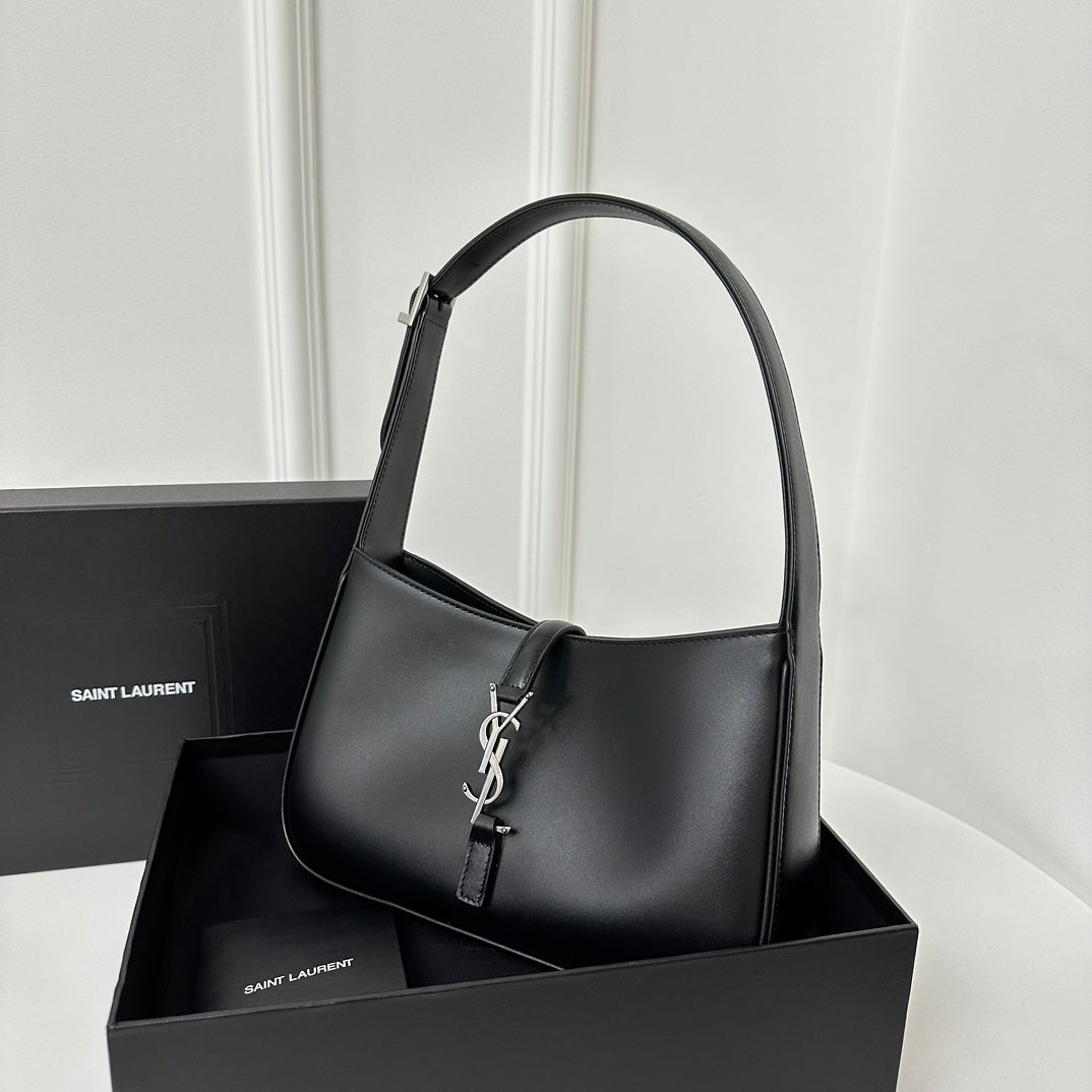 LE 5 À 7 BAG 24 BLACK CALFSKIN WITH SILVER LOGO