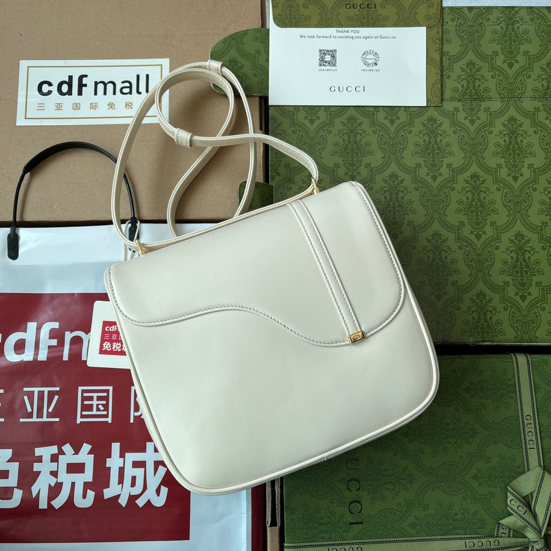 EQUESTRIAN STYLE SHOULDER BAG 21 IN WHITE CALFSKIN GOLD HARDWARE