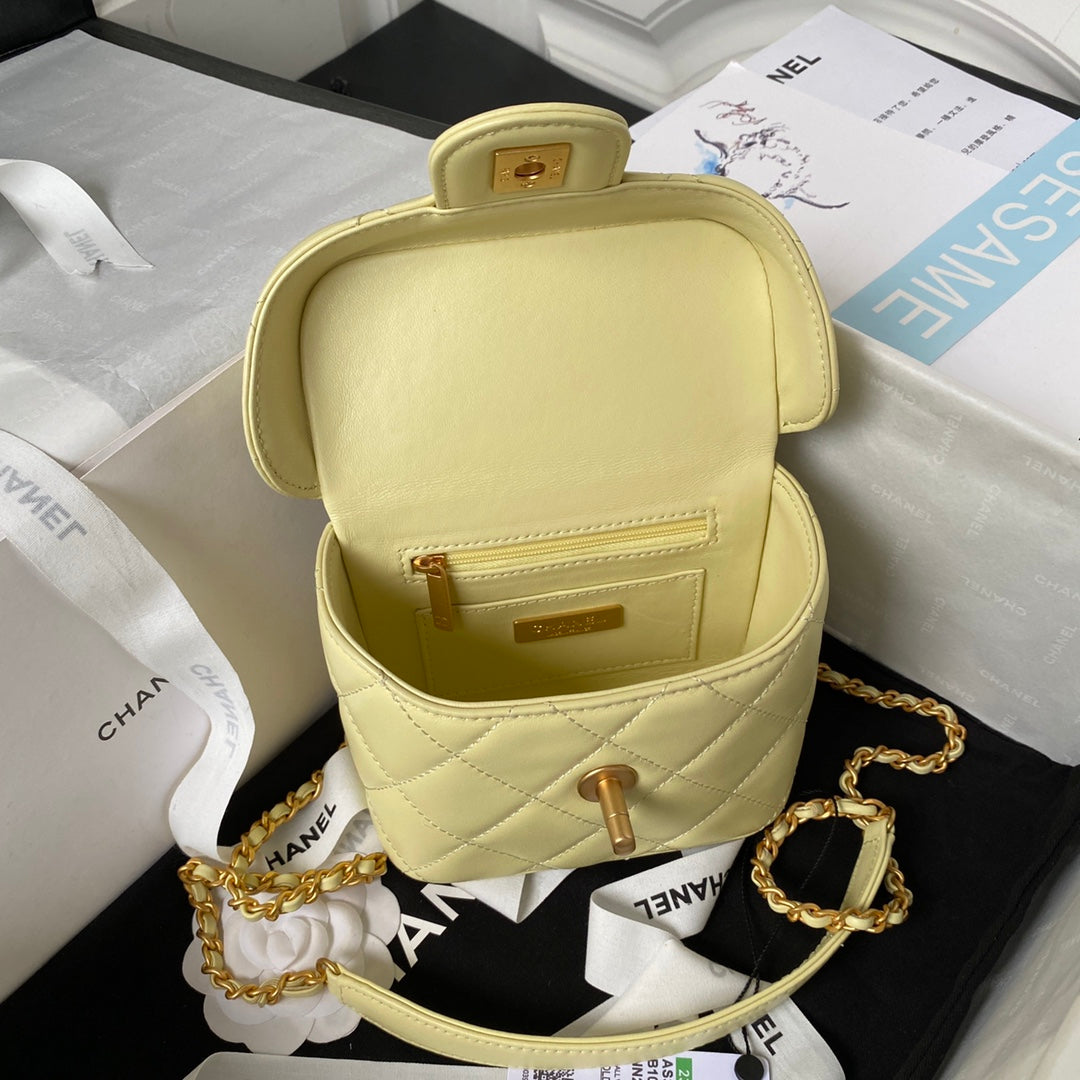 CC SMALL 15 VANITY CASE IN LIGHT YELLOW CALFSKIN GOLD HARDWARE