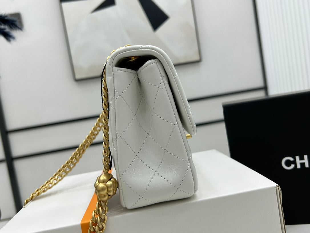 CC SMALL 23 FLAP BAG IN WHITE CALFSKIN GOLD HARDWARE