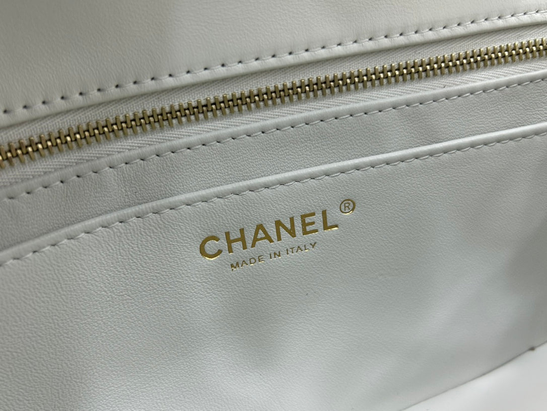 CC SMALL 23 FLAP BAG IN WHITE CALFSKIN GOLD HARDWARE