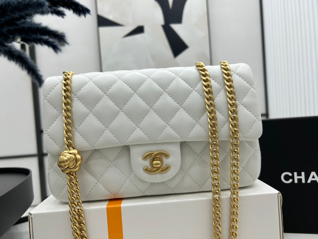 CC SMALL 23 FLAP BAG IN WHITE CALFSKIN GOLD HARDWARE