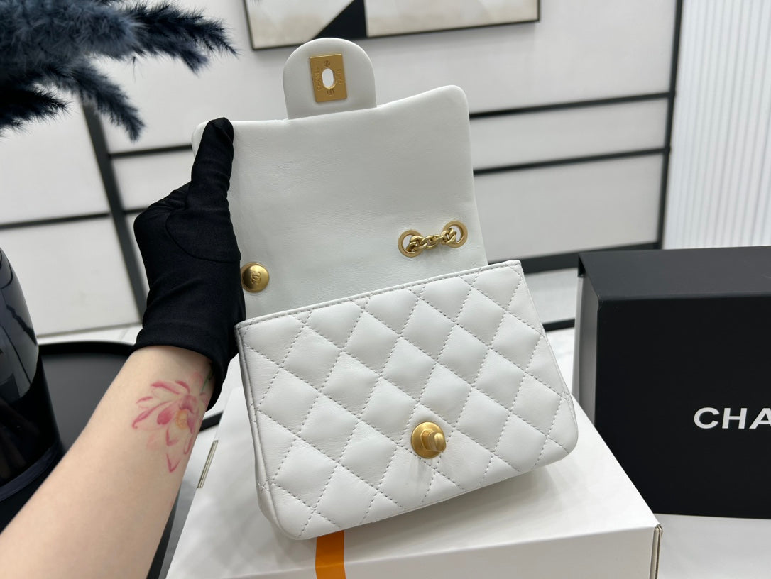 CC SMALL 17 FLAP BAG IN WHITE CALFSKIN GOLD HARDWARE