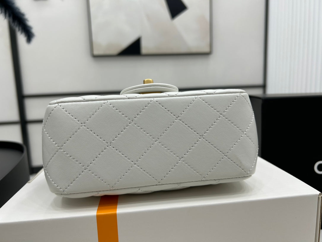 CC SMALL 17 FLAP BAG IN WHITE CALFSKIN GOLD HARDWARE