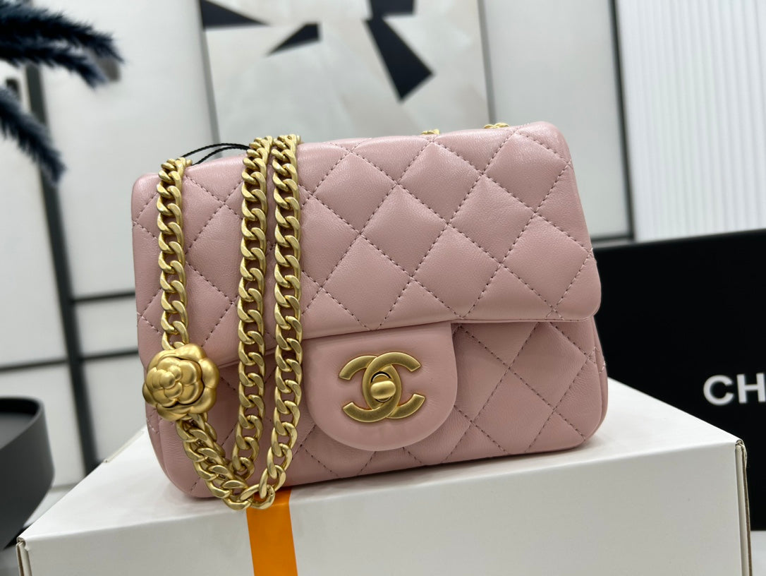 CC SMALL 17 FLAP BAG IN LIGHT PINK CALFSKIN GOLD HARDWARE