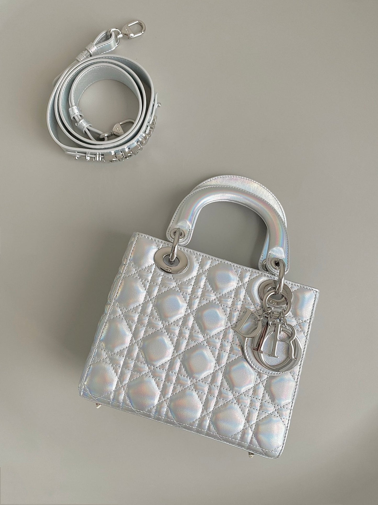 MEDIUM LADY 20 HANDBAG IN SILVER LAMBSKIN