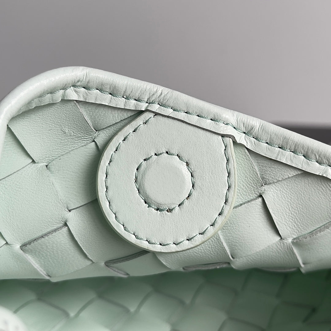 SARDINE 20 WITH CHAIN IN MINT LAMBSKIN