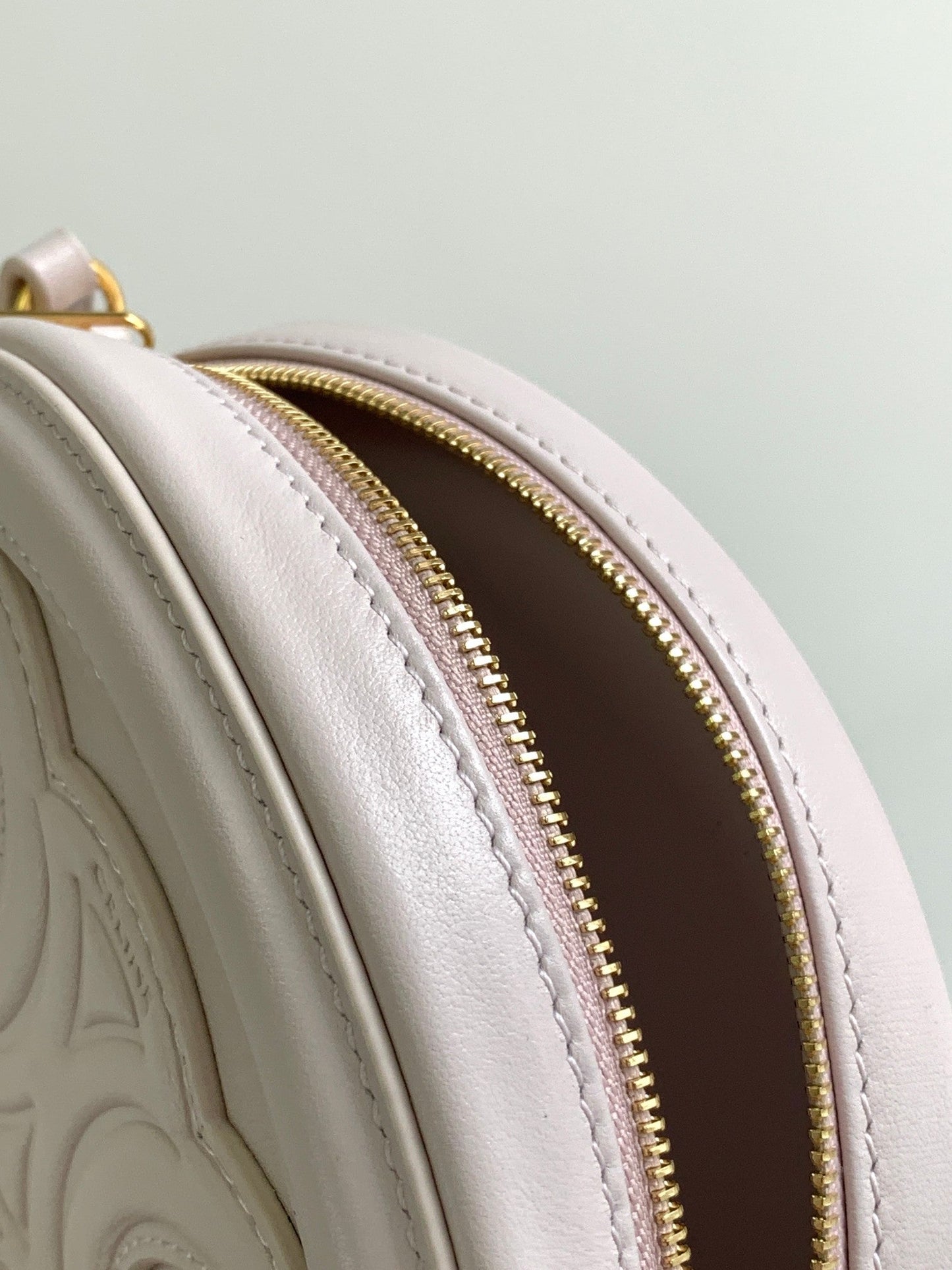 SMOOTH CALFSKIN 16 OVAL WHITE BAG