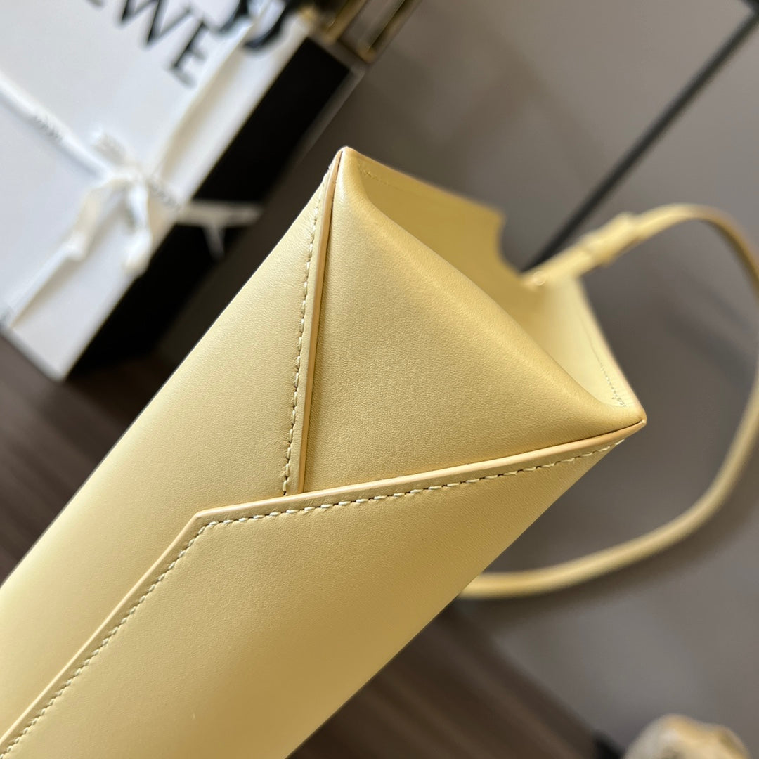 STANDARD A4 TOTE BAG IN LIGHT YELLOW CALFSKIN