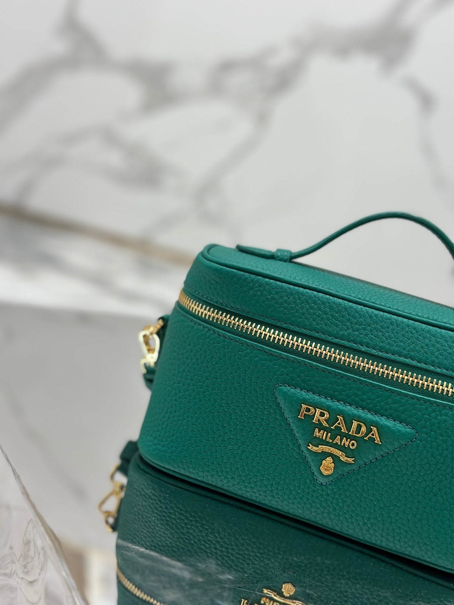 VANITY CASE 18 IN EMERALD GREEN GRAINED CALFSKIN GOLD HARDWARE