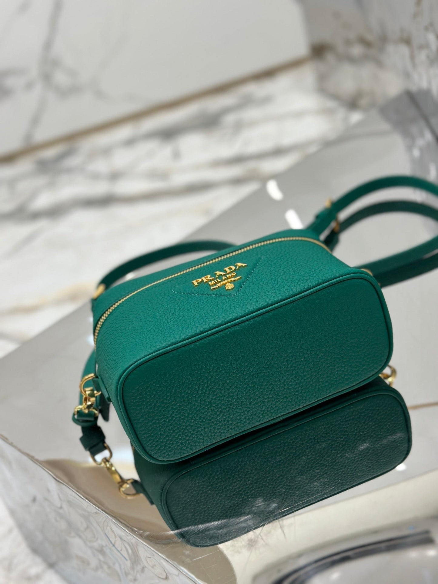 VANITY CASE 18 IN EMERALD GREEN GRAINED CALFSKIN GOLD HARDWARE