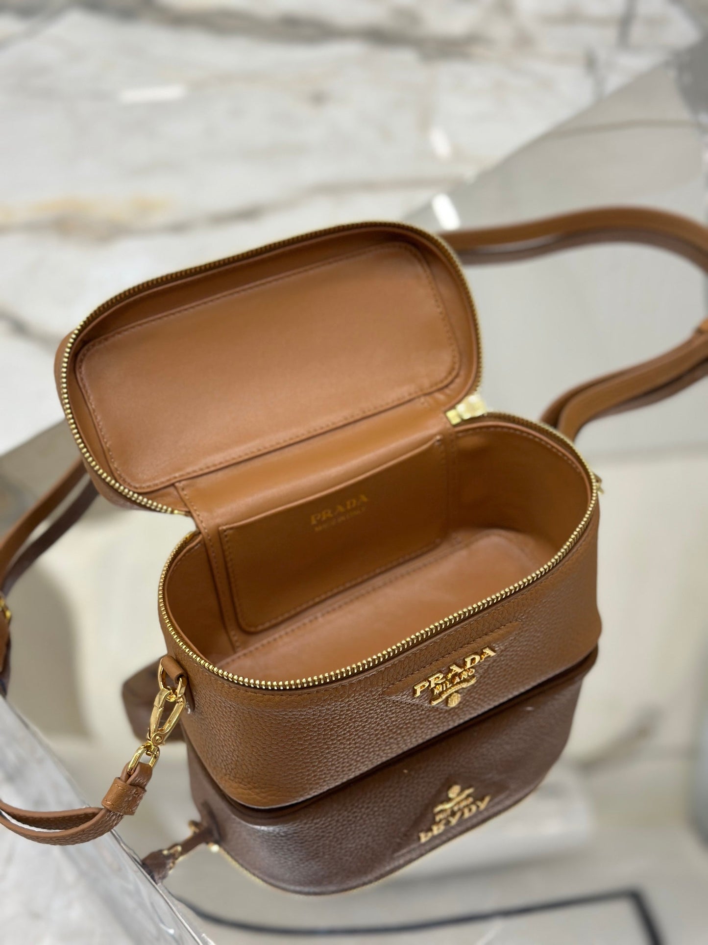 VANITY CASE 18 IN RUSSET BROWN GRAINED CALFSKIN GOLD HARDWARE