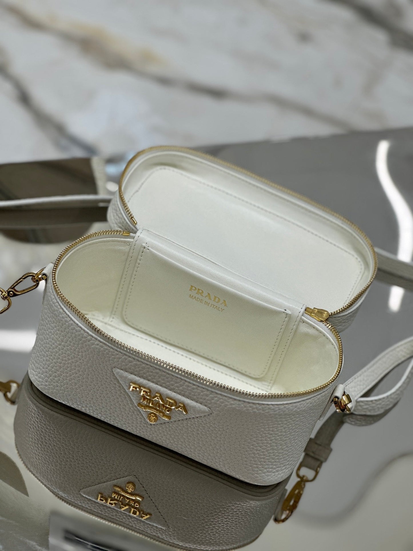 VANITY CASE 18 IN WHITE GRAINED CALFSKIN GOLD HARDWARE