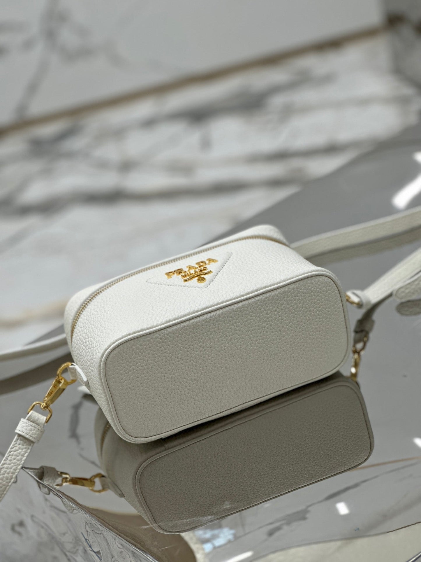 VANITY CASE 18 IN WHITE GRAINED CALFSKIN GOLD HARDWARE