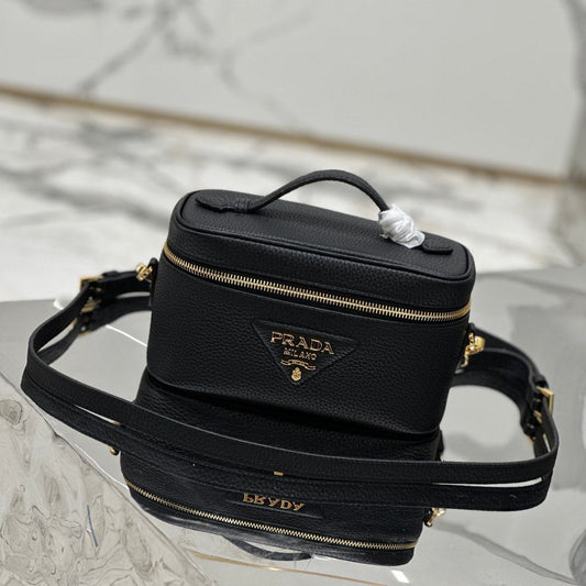 VANITY CASE 18 IN BLACK GRAINED CALFSKIN GOLD HARDWARE