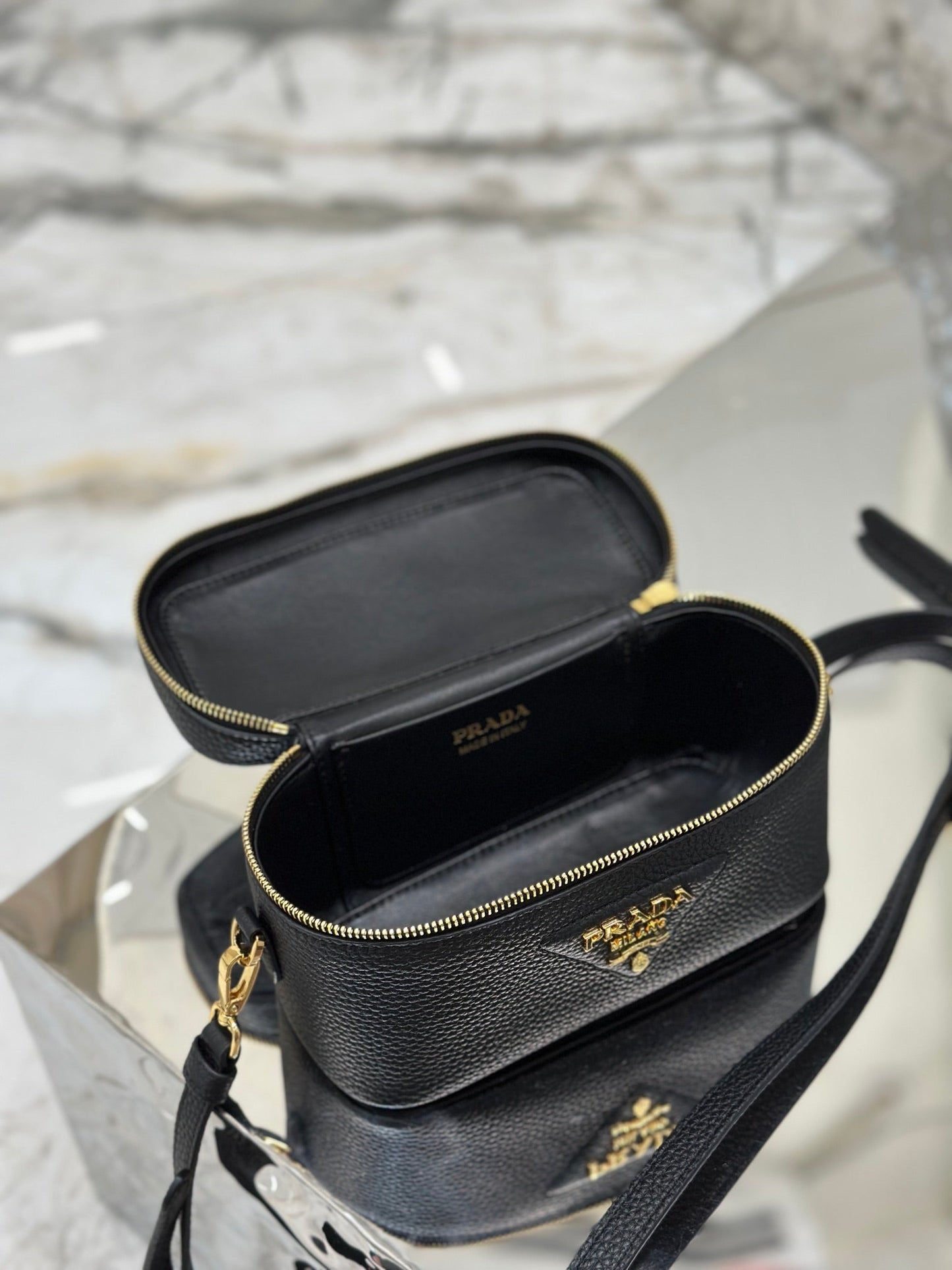 VANITY CASE 18 IN BLACK GRAINED CALFSKIN GOLD HARDWARE