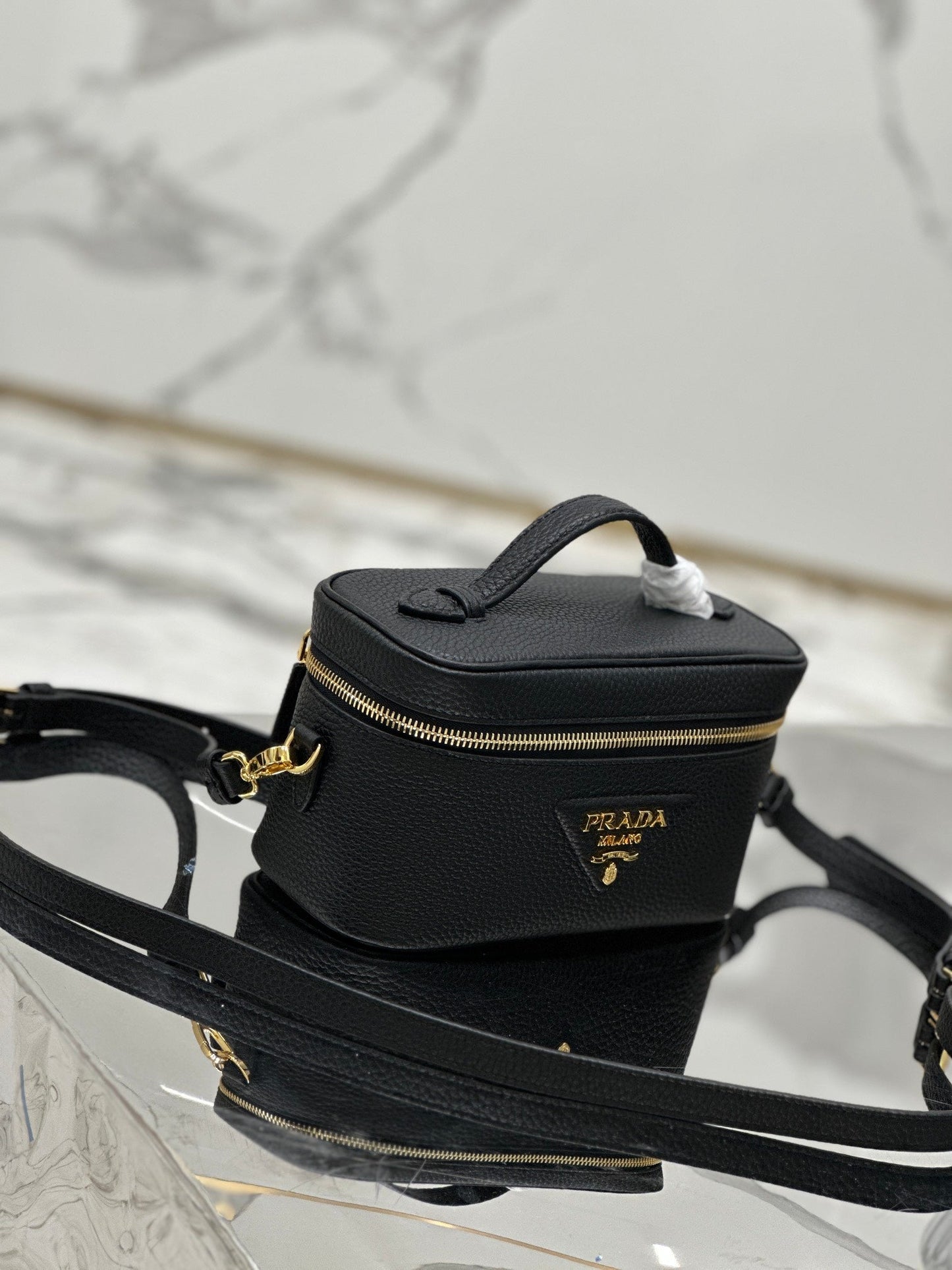 VANITY CASE 18 IN BLACK GRAINED CALFSKIN GOLD HARDWARE