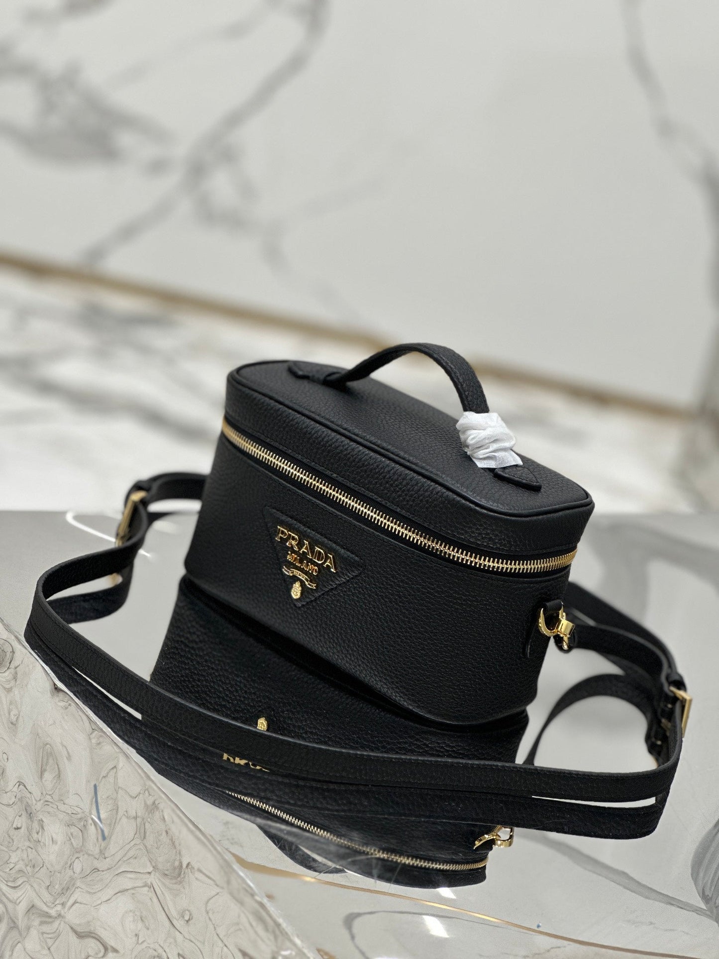 VANITY CASE 18 IN BLACK GRAINED CALFSKIN GOLD HARDWARE