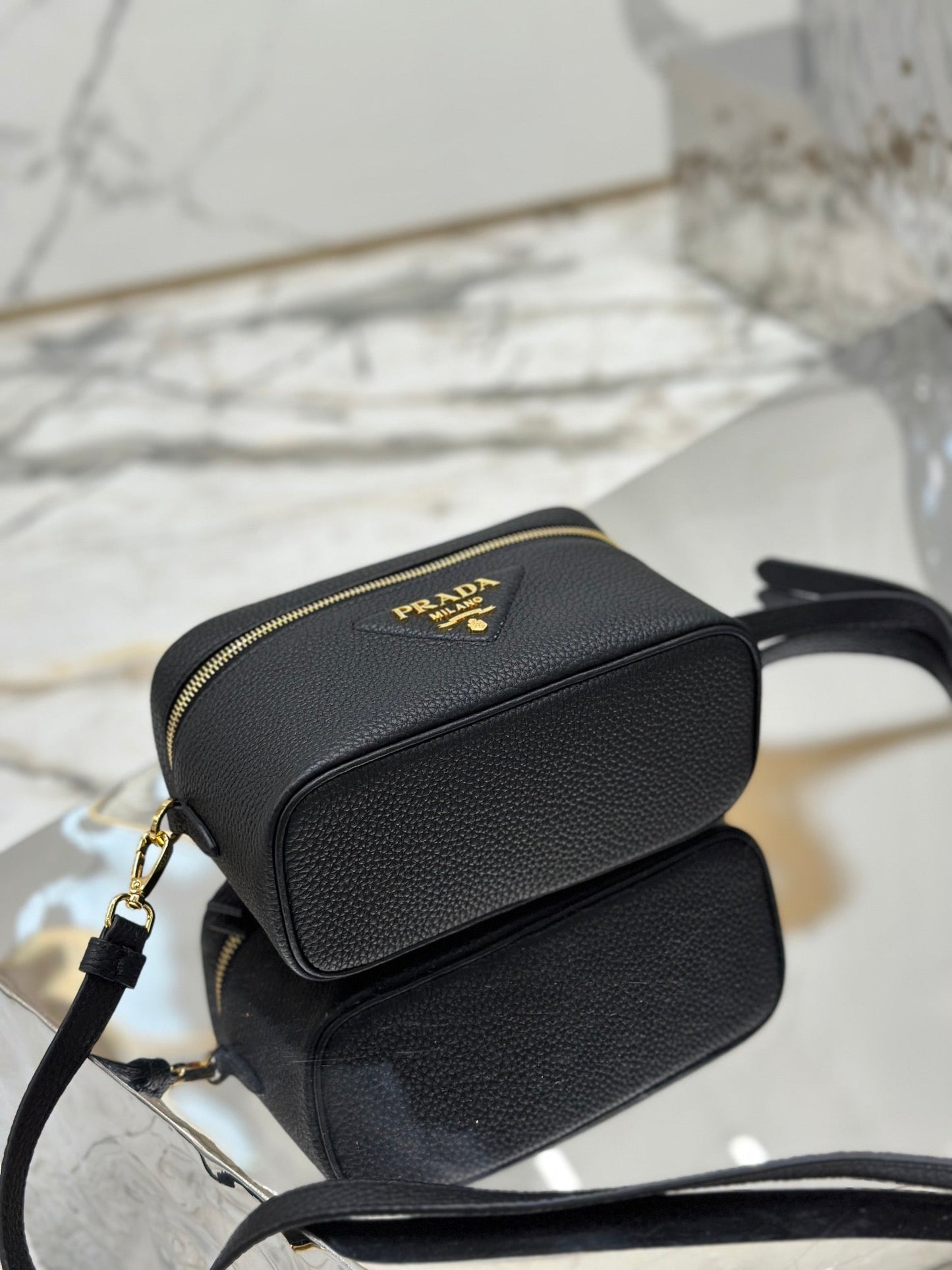 VANITY CASE 18 IN BLACK GRAINED CALFSKIN GOLD HARDWARE