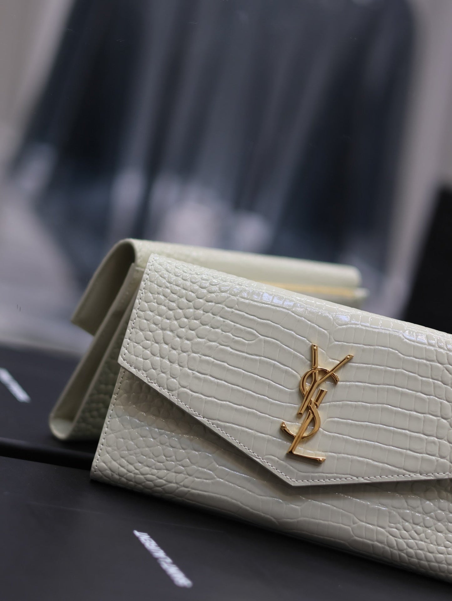 UPTOWN WALLET 21 IN WHITE CROCODILE PATTERN CALFSKIN GOLD LOGO