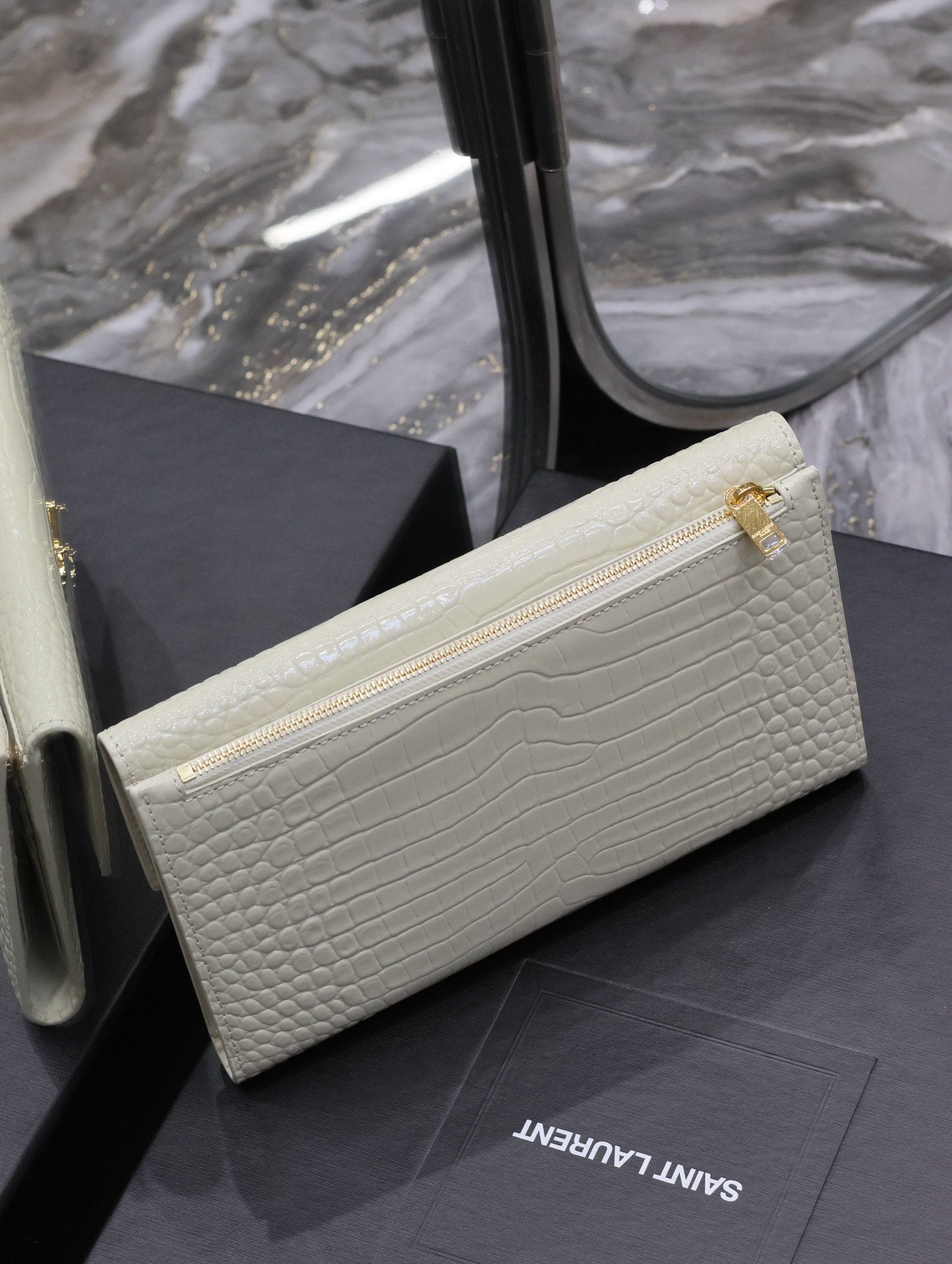 UPTOWN WALLET 21 IN WHITE CROCODILE PATTERN CALFSKIN GOLD LOGO