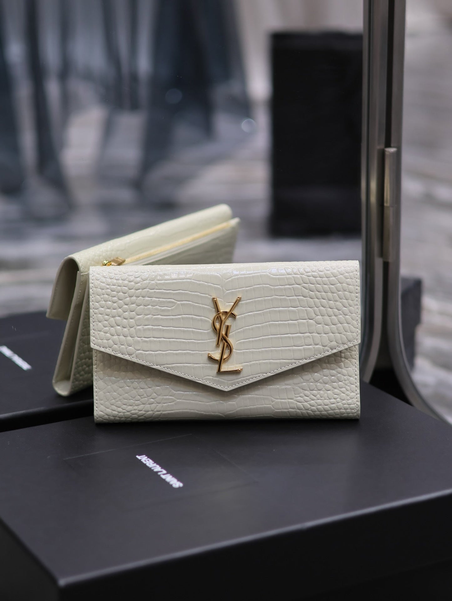 UPTOWN WALLET 21 IN WHITE CROCODILE PATTERN CALFSKIN GOLD LOGO