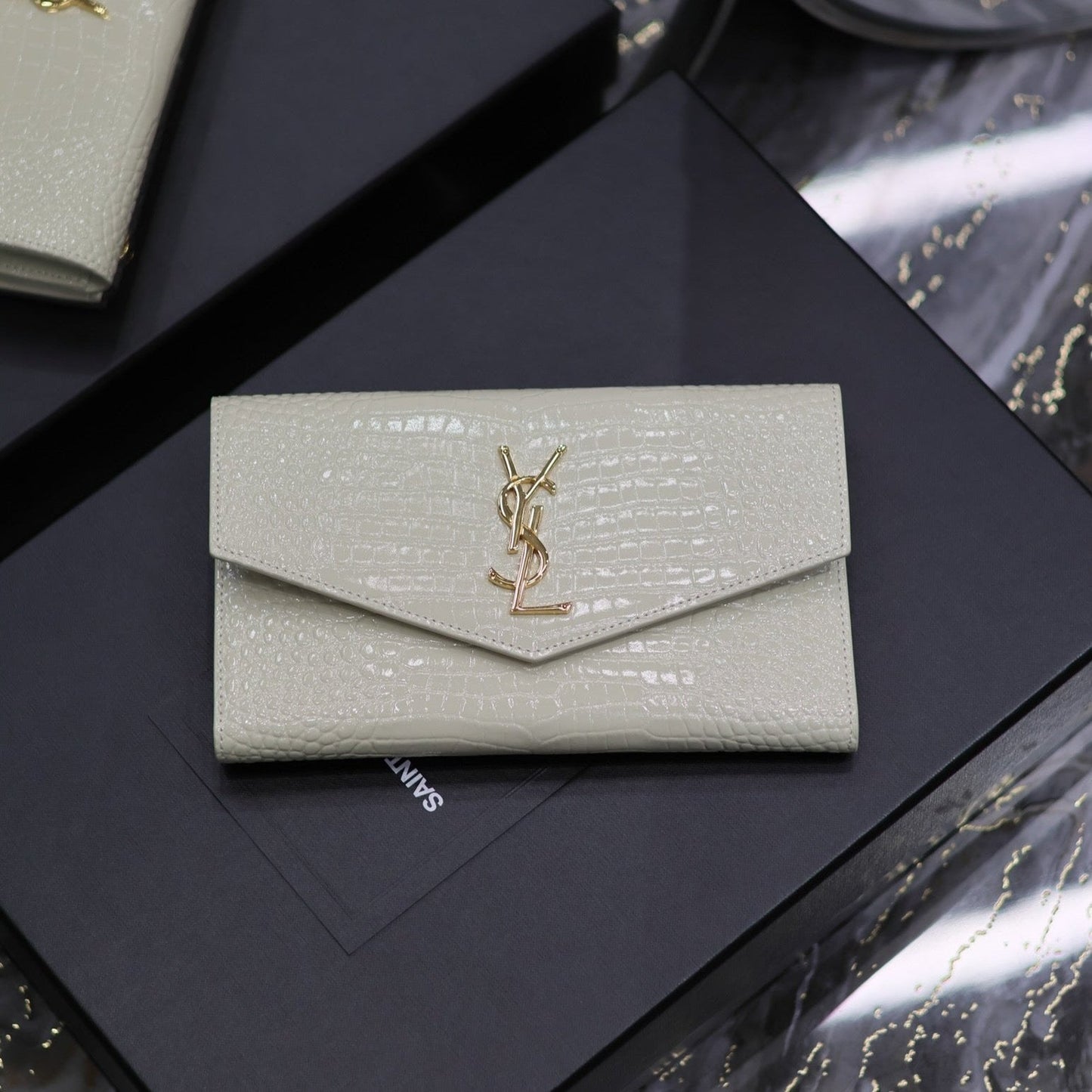 UPTOWN WALLET 21 IN WHITE CROCODILE PATTERN CALFSKIN GOLD LOGO