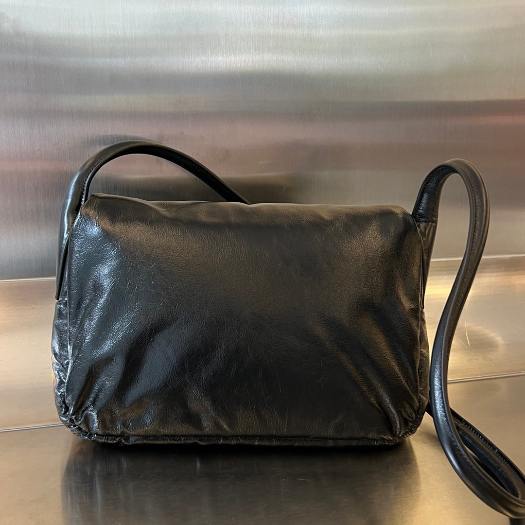 PAD PUFFER BAG 29 IN BLACK COWHIDE LEATHER