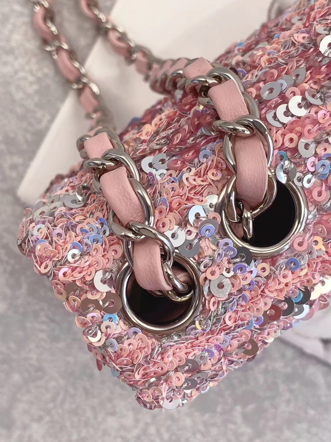 CC MINI 20 FLAP BAG IN LIGHT PINK SEQUINS WITH STRAP