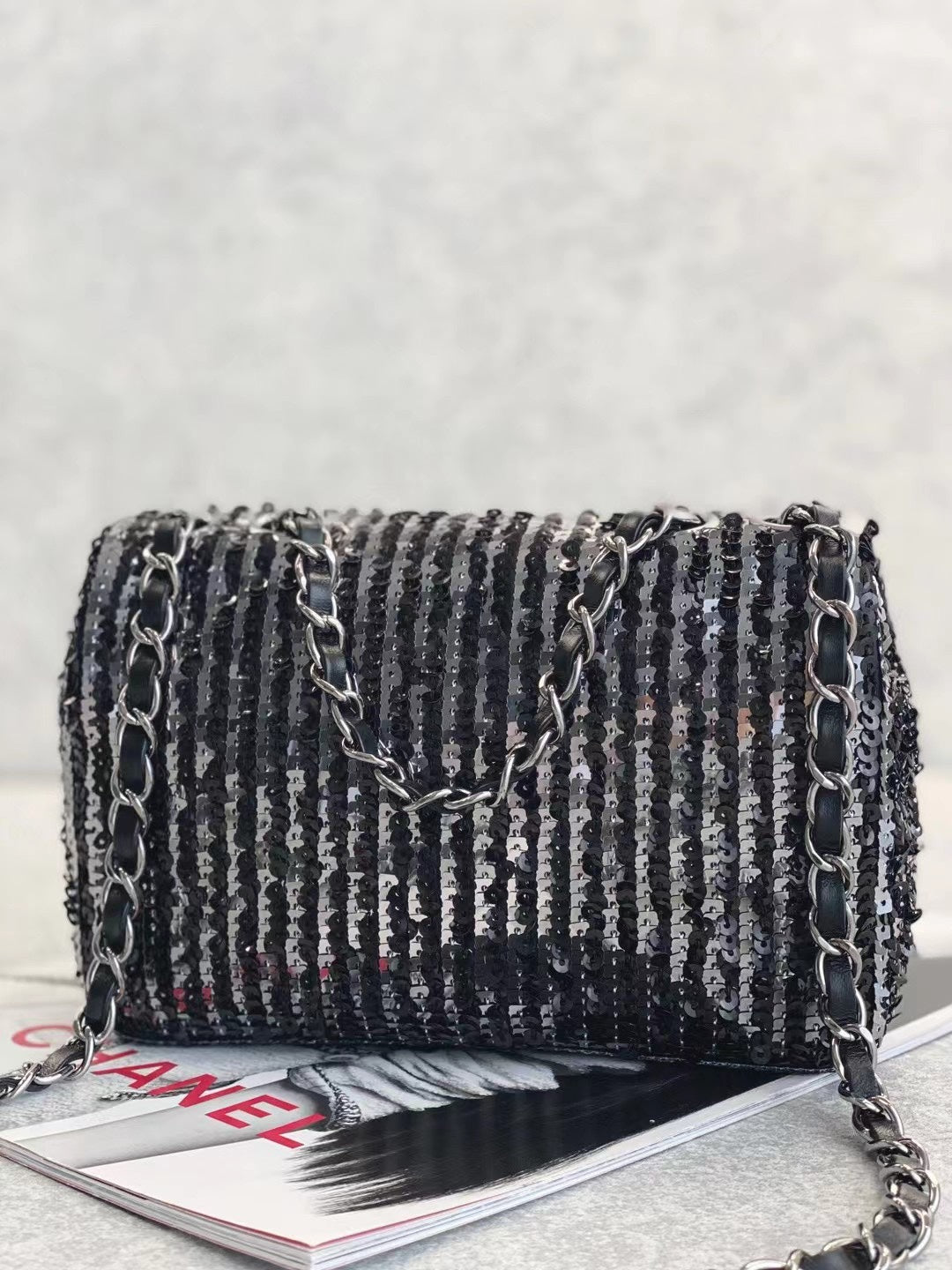 CC MINI 20 FLAP BAG IN BLACK SEQUINS WITH STRAP