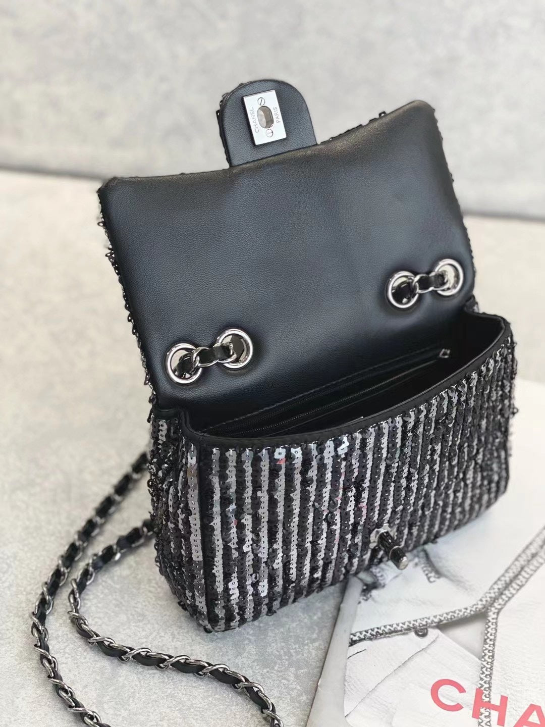 CC MINI 20 FLAP BAG IN BLACK SEQUINS WITH STRAP