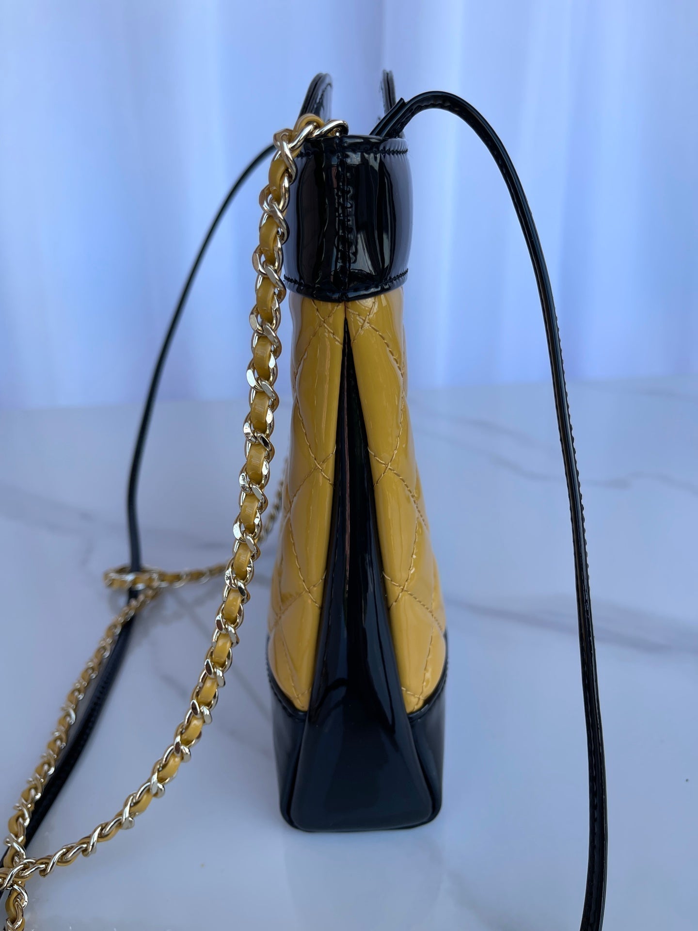 CC MINI 23 SHOPPING BAG IN GLOSSY BLACK MIX MUSTARD YELLOW CALFSKIN