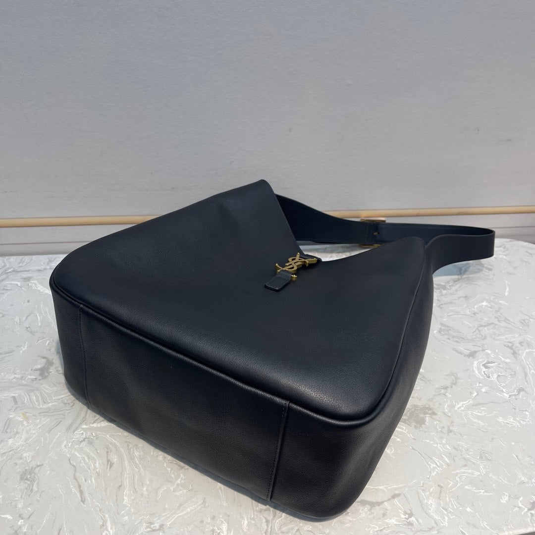 LE 5 À 7 SUPPLE LARGE 31 BLACK CALFSKIN BAG