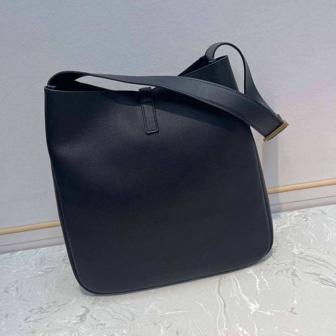 LE 5 À 7 SUPPLE LARGE 31 BLACK CALFSKIN BAG