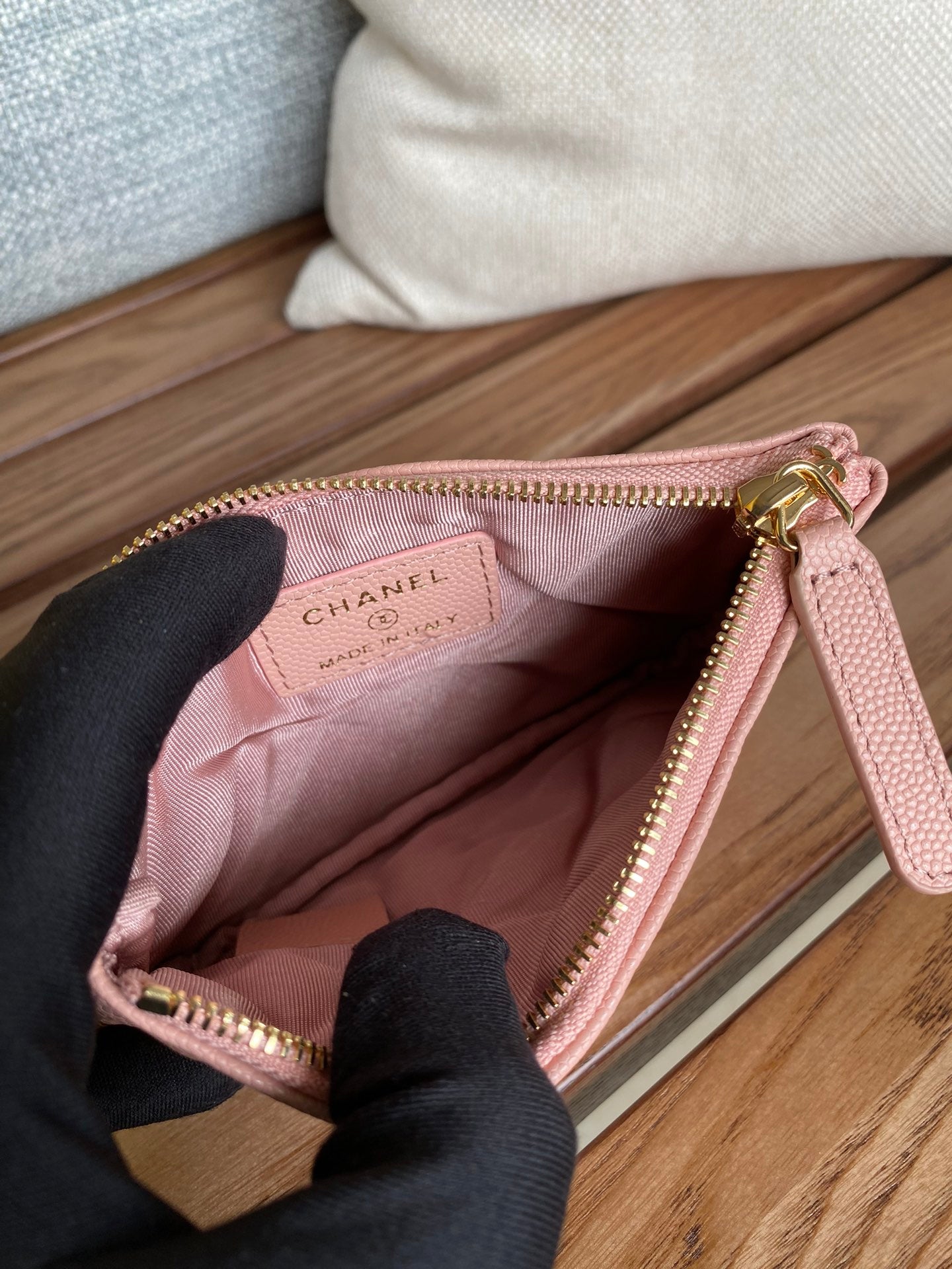 CC CLASSIC SMALL 15 ZIPPED POUCH IN LIGHT PINK GRAINED CALFSKIN