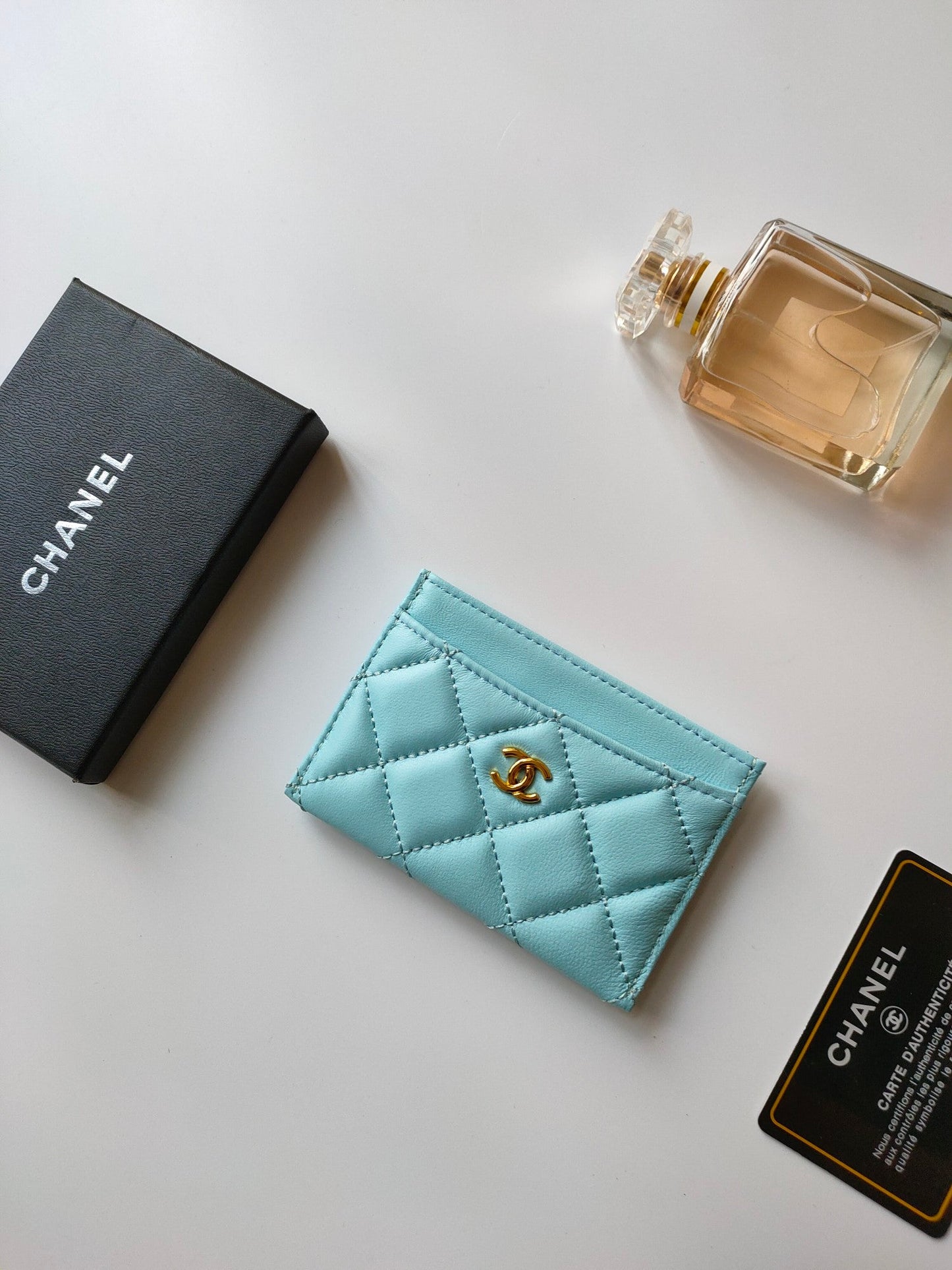 CC CARD HOLDER 11.2 SKY CALFSKIN GOLD ICON