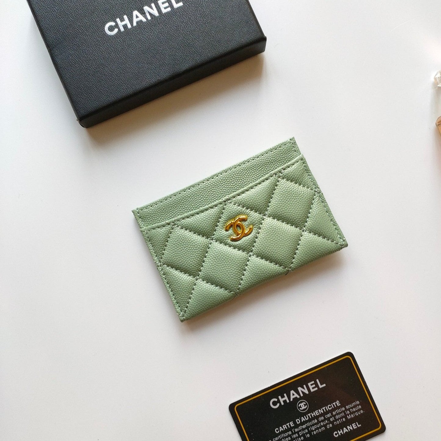 CC CARD HOLDER 11.2 LIGHT GRREN GRAINED CALFSKIN GOLD ICON