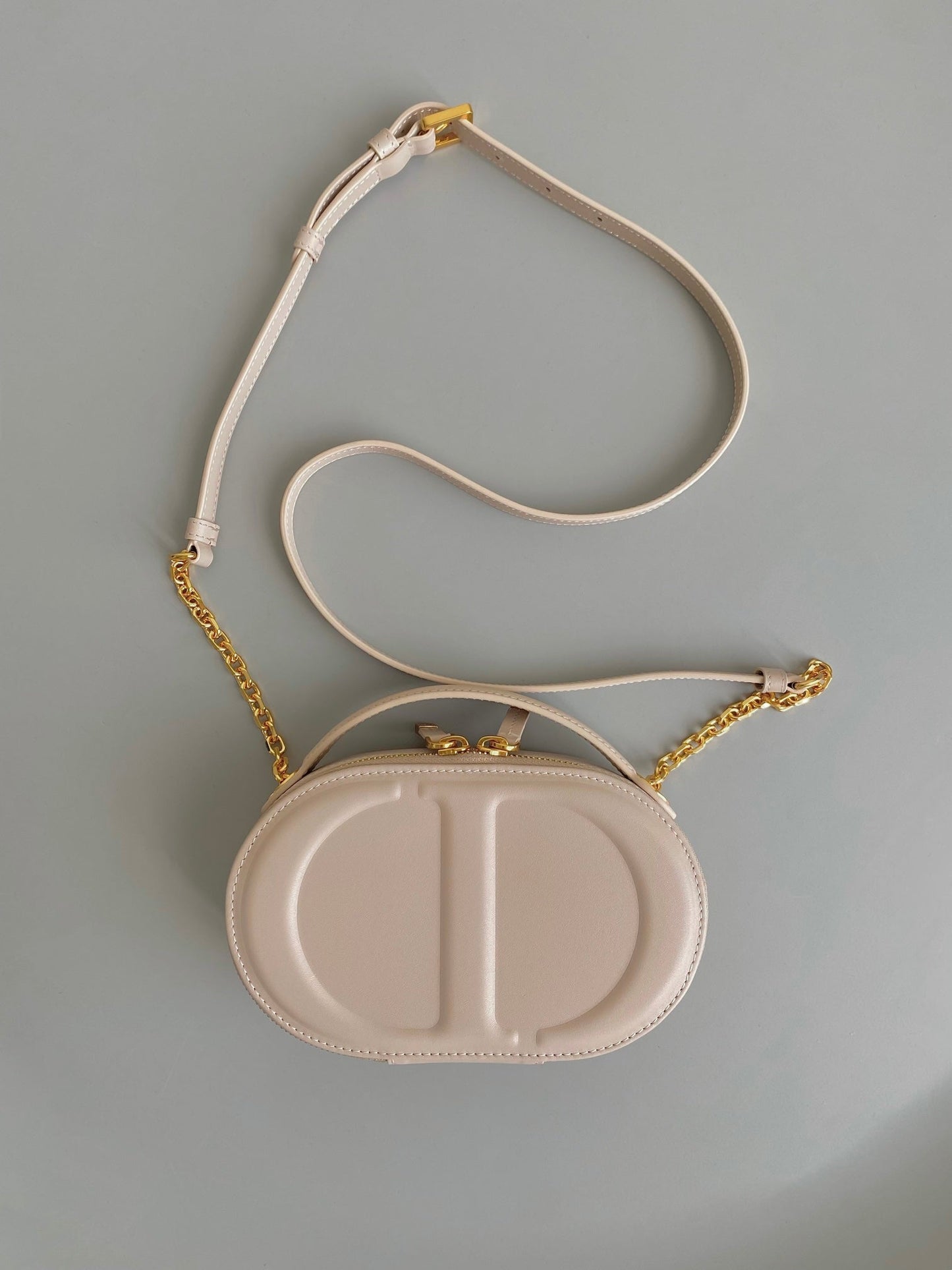 SIGNATURE 18 OVAL BAG IN BEIGE CALFSKIN