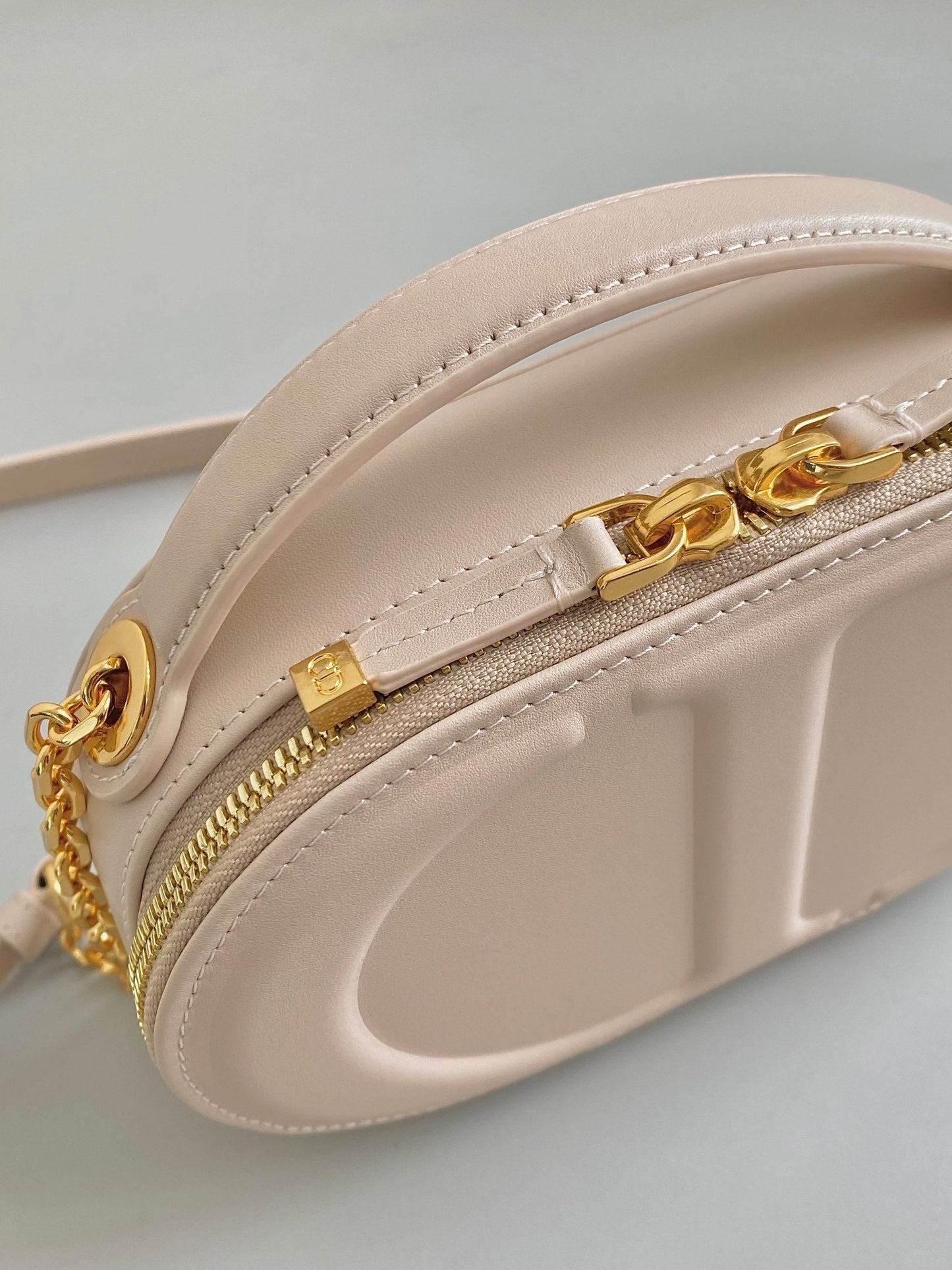 SIGNATURE 18 OVAL BAG IN BEIGE CALFSKIN