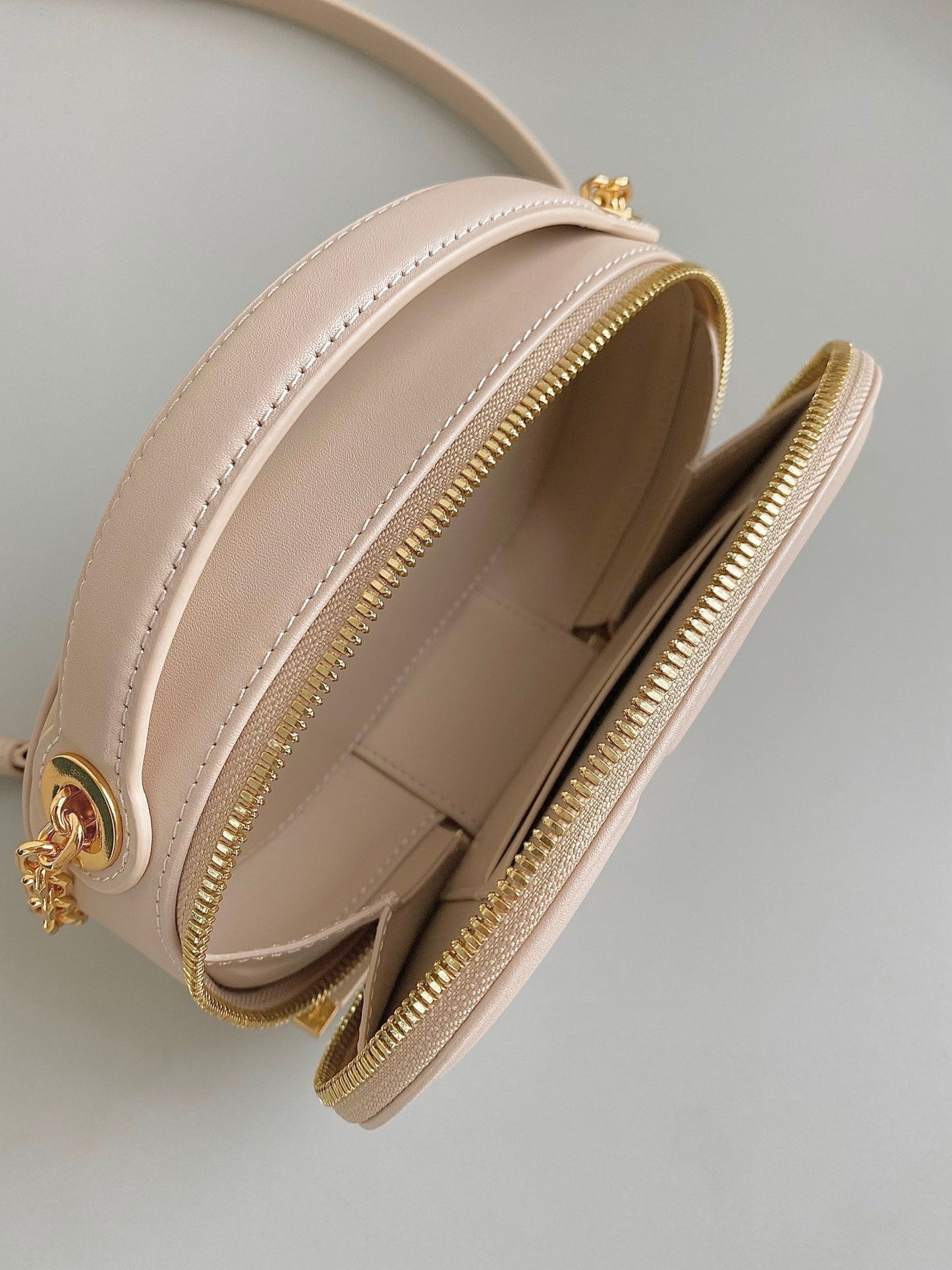 SIGNATURE 18 OVAL BAG IN BEIGE CALFSKIN