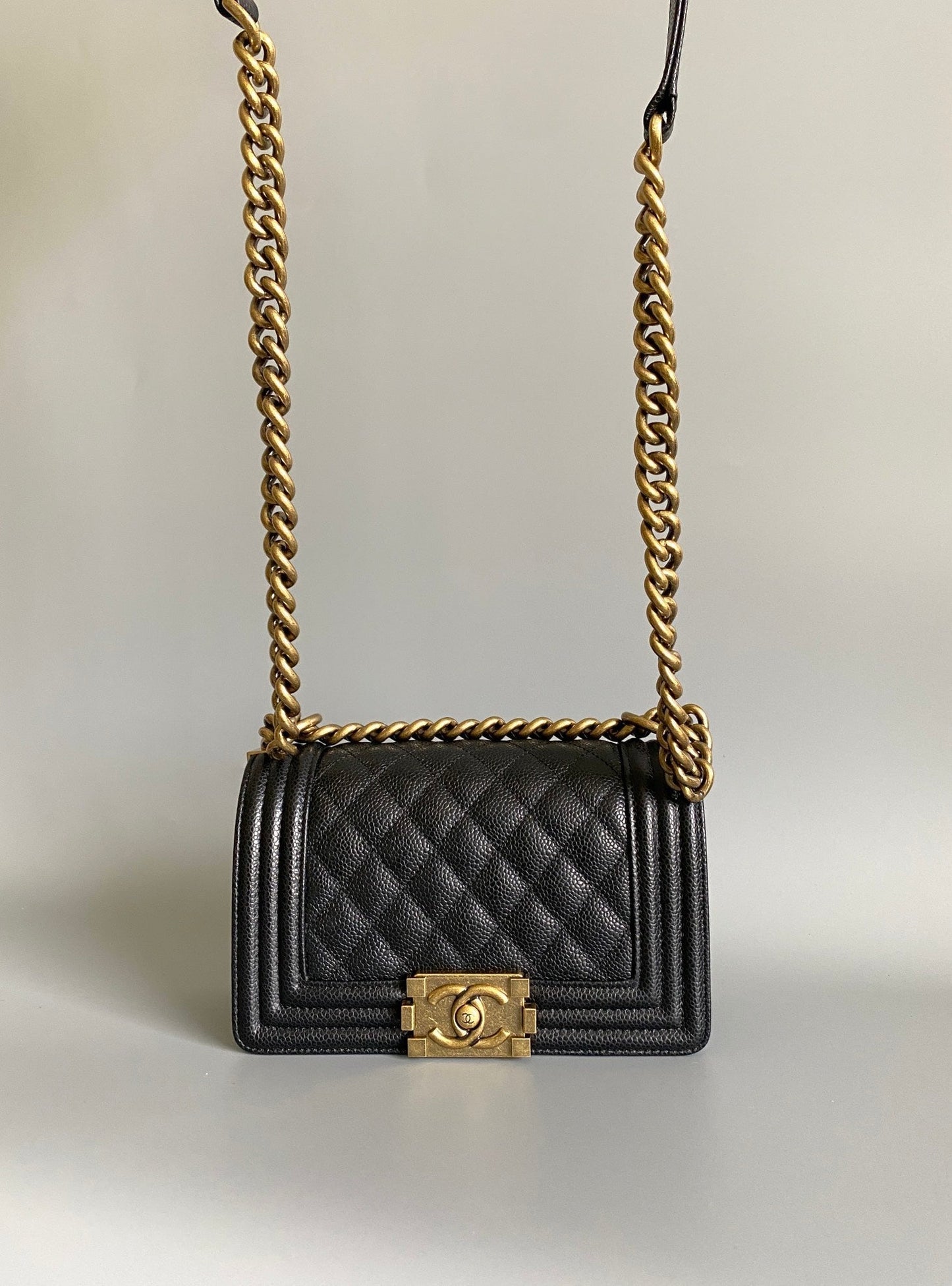 SMALL BOY BAG 20 IN BLACK LAMBSKIN GOLD HARDWARE