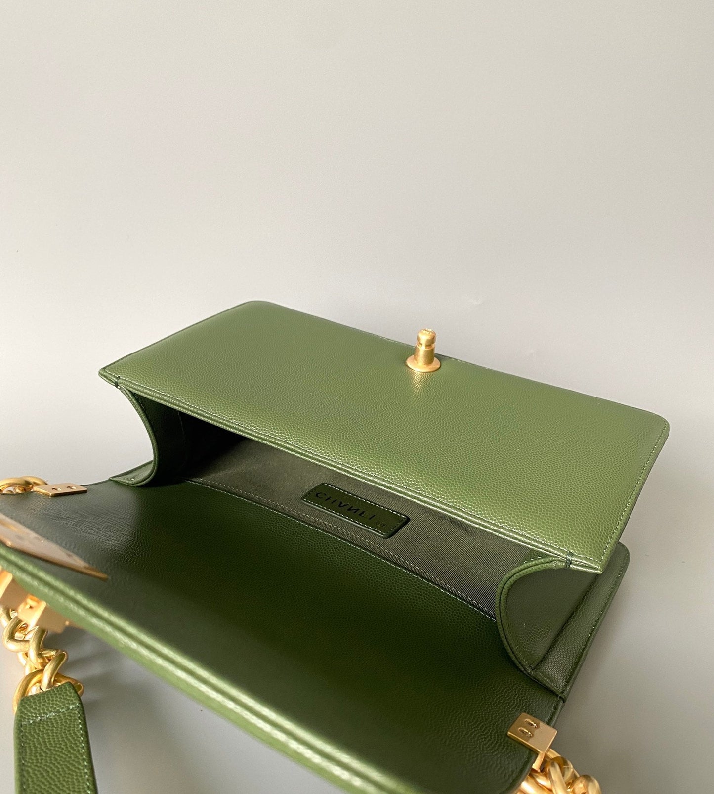 CC MEDIUM 25 BOY BAG IN OLIVE GREEN LAMBSKIN GOLD HARDWARE