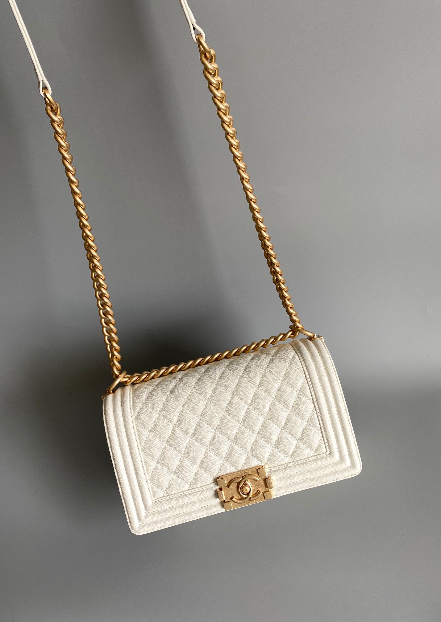 CC MEDIUM 25 BOY BAG IN WHITE LAMBSKIN GOLD HARDWARE