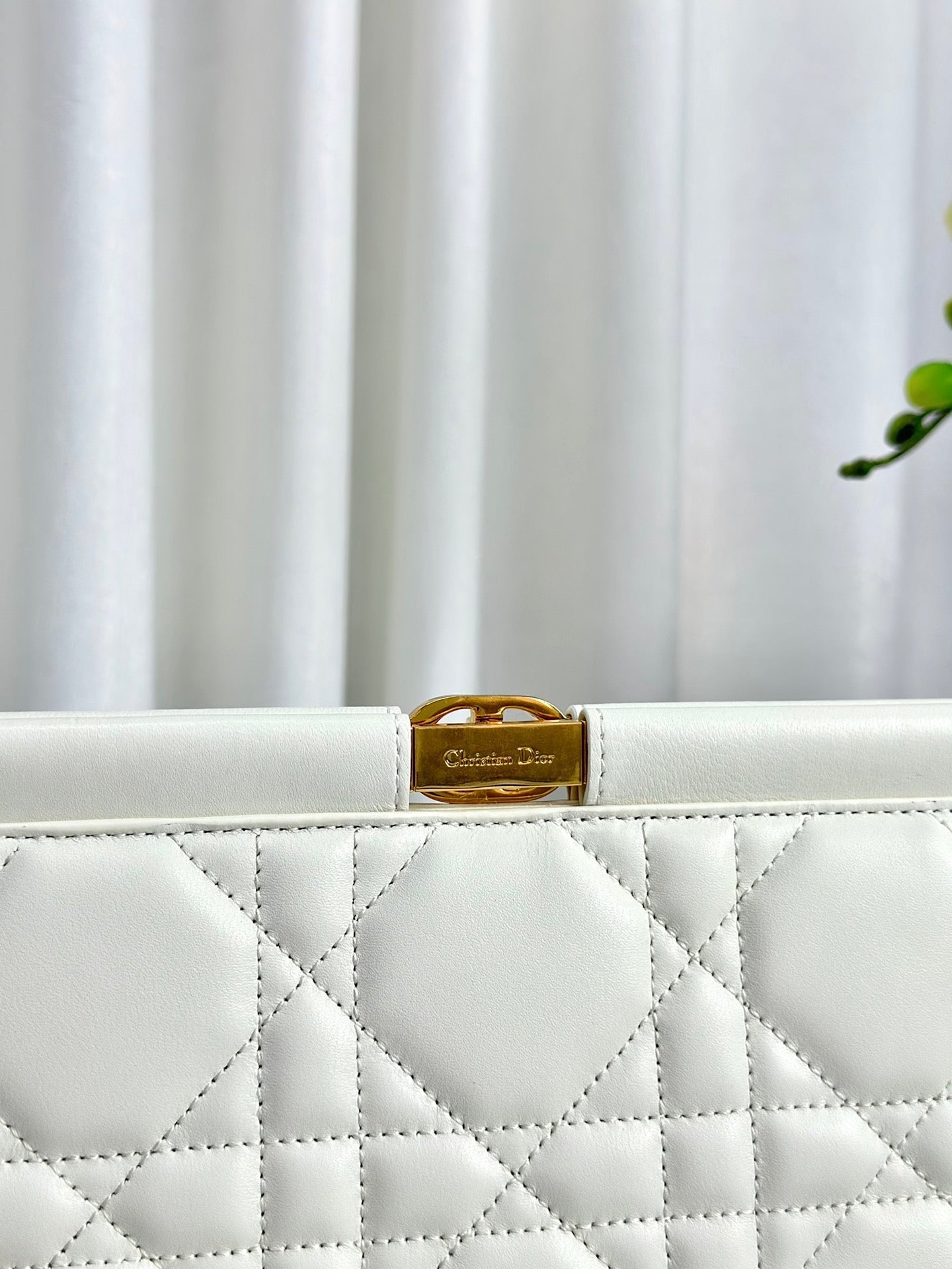 CHAIN CLUTCH 27 BAG IN WHITE LAMBSKIN