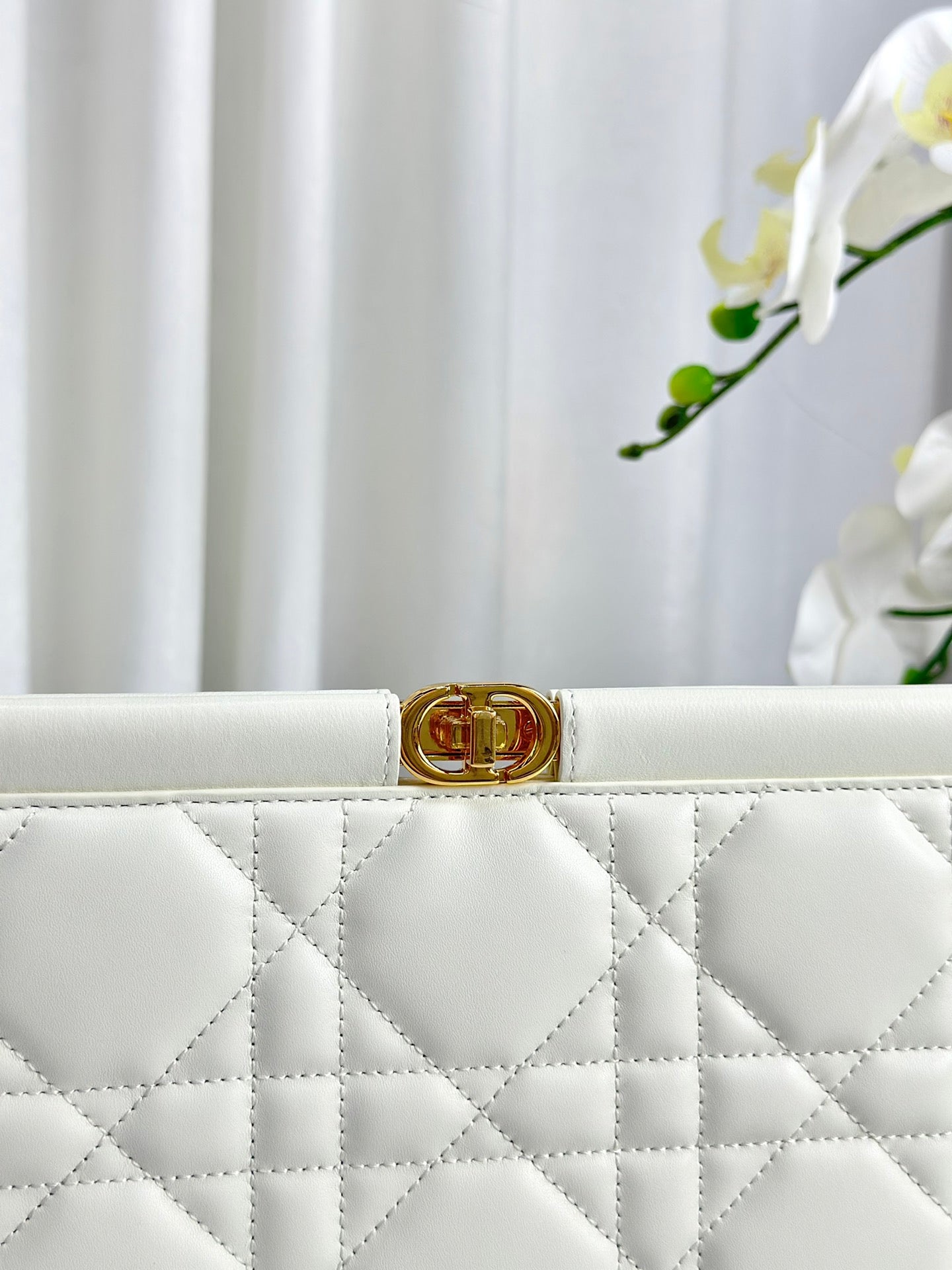 CHAIN CLUTCH 27 BAG IN WHITE LAMBSKIN