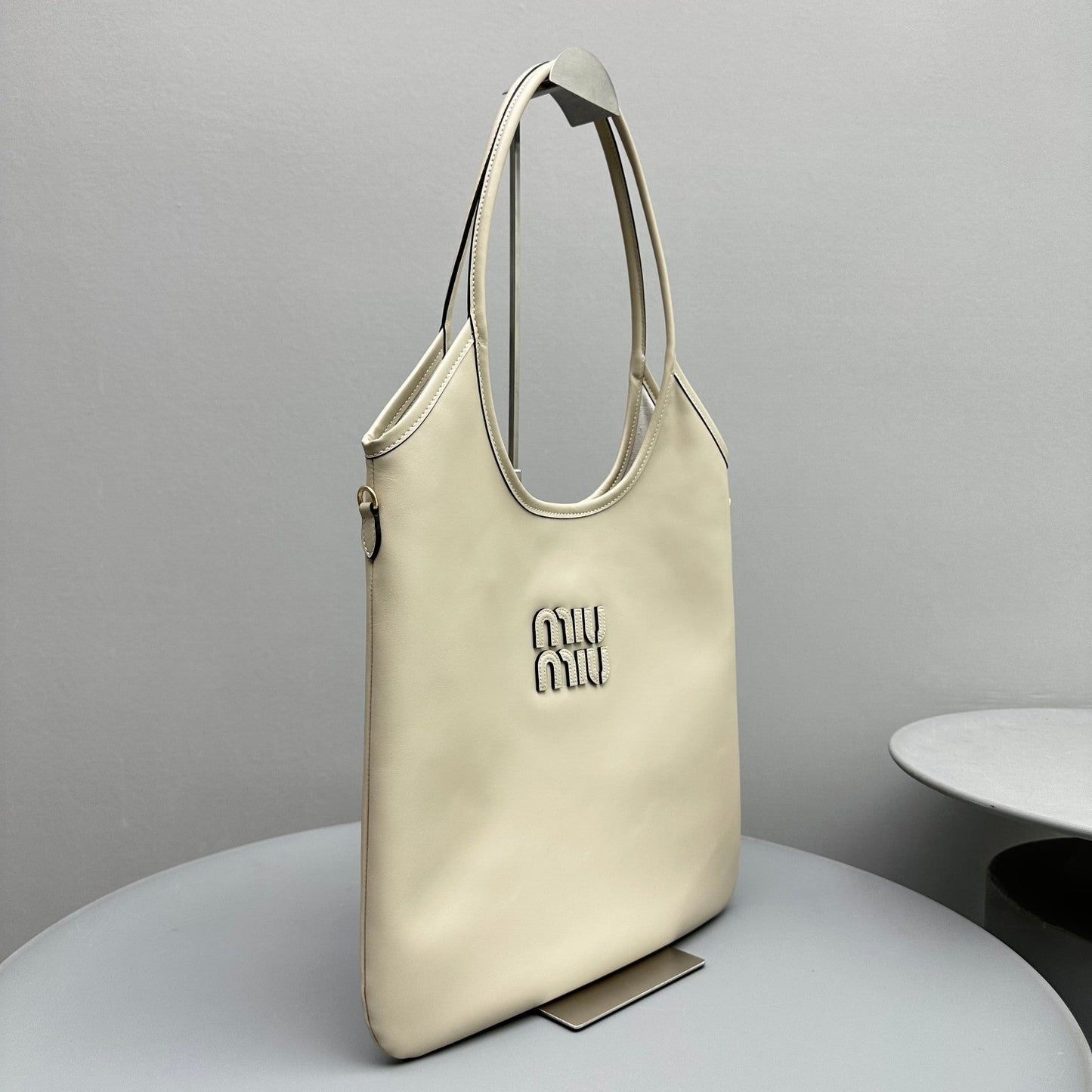 HOBO 40 TOTE IN BEIGE CALFSKIN