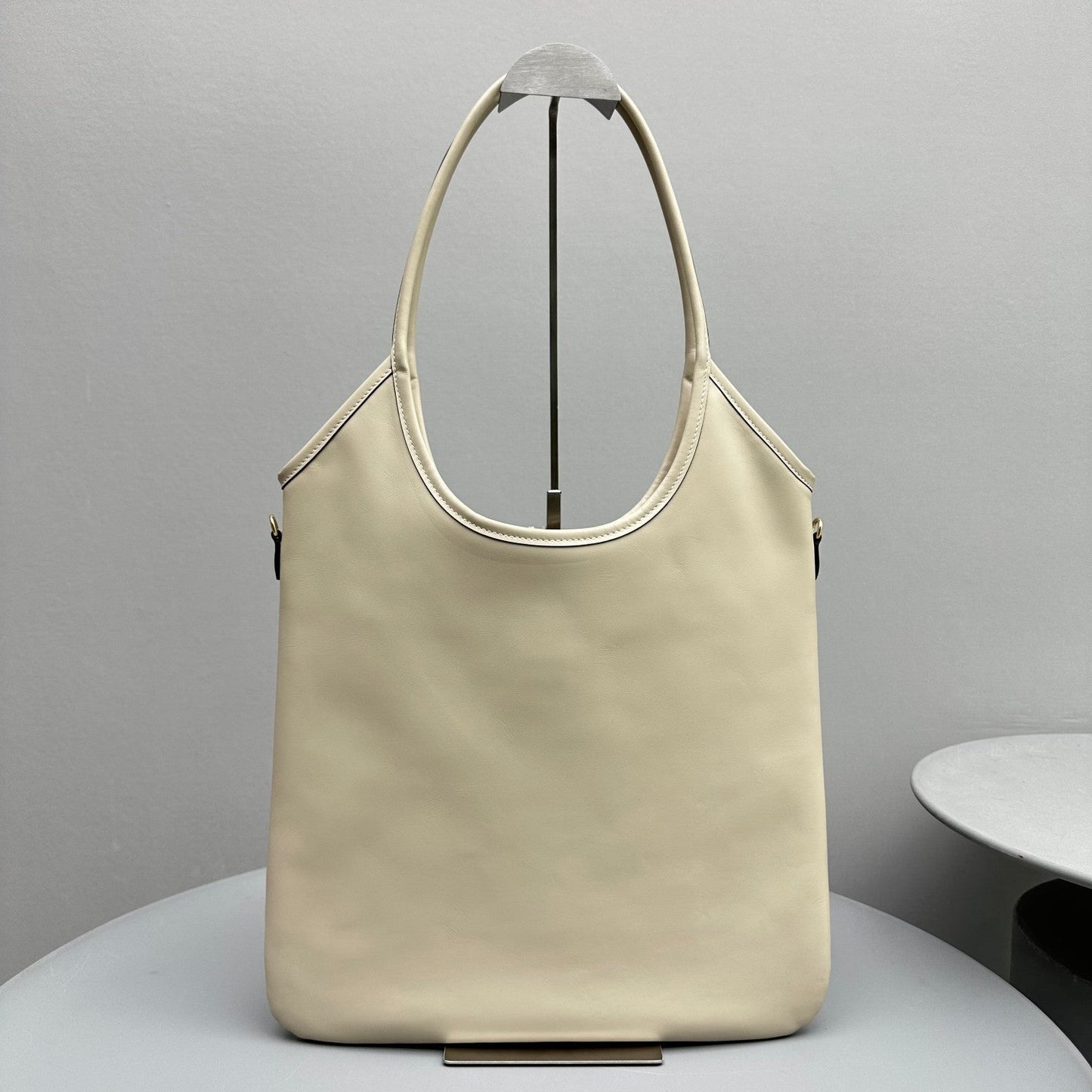 HOBO 40 TOTE IN BEIGE CALFSKIN